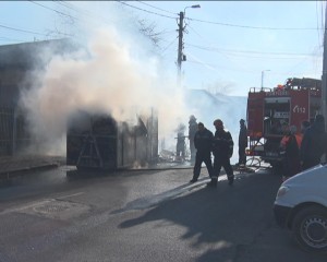 AUTOUTILITARĂ ÎN FLĂCĂRI. TRAFICUL A FOST RESTRICŢIONAT PESTE O ORĂ