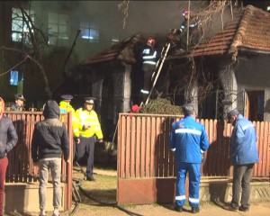 OCTOGENARĂ GĂSITĂ CARBONIZATĂ. A MURIT ÎN CASA CUPRINSĂ DE FLĂCĂRI