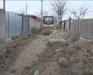 “CÂRTIŢELE” DE PE FUNDĂTURA VIILOR. MUNCITORII DE LA URBIS SERV LUCREAZĂ ÎN ZONĂ