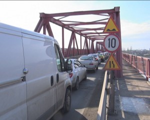 HAOSUL SE REPETĂ, PE PODUL MĂRĂCINENI.  DRUMARII LA LUCRU, ŞOFERII ÎN COLOANE KILOMETRICE