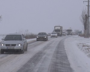 AVERTISMENT DE LA POLIŢIA RUTIERĂ: ECHIPAŢI-VĂ CORECT MAŞINILE!
