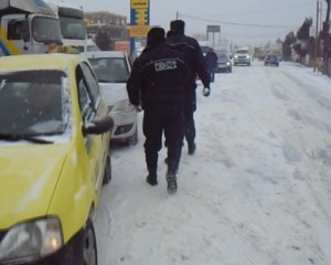 POLIŢIŞTII LOCALI, ÎN STRADĂ. CEAI CALD PENTRU ŞOFERI, ADĂPOST PENTRU OAMENII STRĂZII