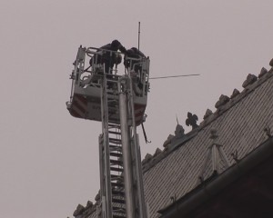 PANICĂ LA PALAT! VÂNTUL A SMULS O TABLĂ DE PE ACOPERIŞ