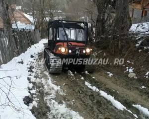 MISIUNE DE SALVARE, PRIN NOROAIE ŞI DRUMURI DESFUNDATE. UN BĂTRÂN DIN MÂNZĂLEŞTI, ADUS LA AMBULANŢĂ CU ŞENILATA