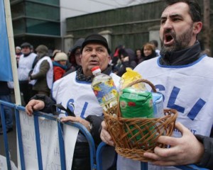 SINDICALIŞTII BUZOIENI AU PICHETAT SEDIUL PSD CENTRAL. SE GÂNDESC SĂ BOICOTEZE SIMULĂRILE