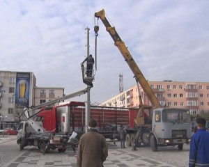 SE CURĂŢĂ PLATOUL. AU DISPĂRUL BRADUL ŞI PLASA DE LUMINI
