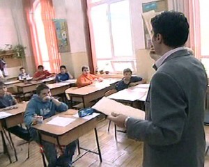 „MAJORAREA DE 25% ESTE O PĂCĂLEALĂ!”. SINDICAT: ABIA DIN MARTIE, O CREŞTERE REALĂ