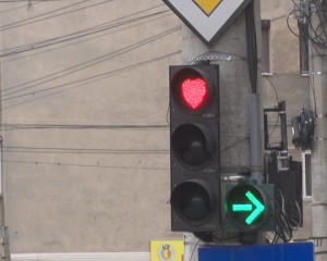 STOP „CARDIAC”.  SEMAFOARELE DIN BUZĂU AU INIMIOARE ROŞII