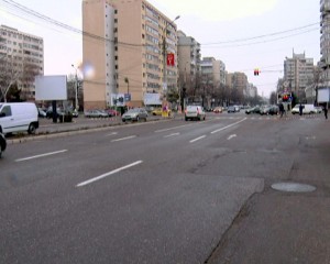 TROTUAR CU PISTE DE BICICLETE, PE UNIRII. CABLURILE DE PE STÂLPI, COBORÂTE ÎN SUBTERAN