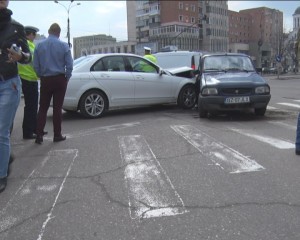 ACCIDENT PE UNIRII. MERCEDESUL VICELUI DIN POŞTA CÂLNĂU, LOVIT DE O DACIE