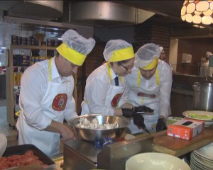 MASTER CHEF POLIŢIST, DIN CARITATE. PORŢIILE, DONATE BĂTRÂNILOR DE LA AZILUL ULMENI