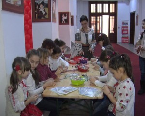 ATELIER LA MUZEU. CEI MAI MICI MEŞTERI CONFECŢIONEAZĂ MĂRŢIŞOARE