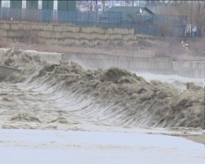 S-A UMFLAT BARAJUL, TRAFIC BLOCAT. DEVERSARE CONTROLATĂ PE VALEA BUZĂULUI
