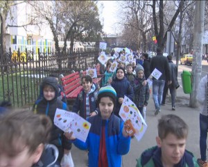 “MĂNÂNCĂ SĂNĂTOS”, MARŞ INEDIT PE BULEVARD, ORGANIZAT DE PESTE 300 DE ELEVI DE LA ŞCOALA NR.1