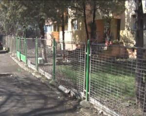 ALTE OCUPĂRI ABUZIVE ALE DOMENIULUI PUBLIC. PRIMĂRIA AMENINŢĂ CU DEMOLAREA