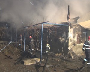 CASĂ ÎN FLĂCĂRI, LA DEALUL VIEI. INCENDIU PRODUS DE UN COŞ DE FUM NEPROTEJAT