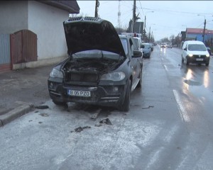 MAŞINĂ ÎN FLĂCĂRI, PE TRANSILVANIEI. INCENDIUL AR FI IZBUCNIT DIN CAUZA UNUI SCURTCIRCUIT