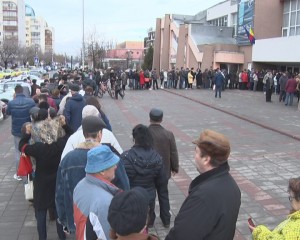 SUTE DE OAMENI,  LA RÂND LA BILETE. S-AU OFERIT APROAPE 600 DE INVITAŢII