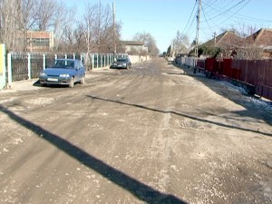 CALE LIBERĂ! ÎNCEPE ASFALTAREA STRĂZILOR DE PĂMÂNT DIN ORAŞ