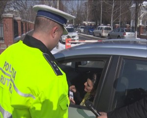 AMENDATE CU MĂRŢIŞOARE. ŞOFERIŢE TRASE PE DREAPTA ŞI FELICITATE DE POLIŢIŞTI