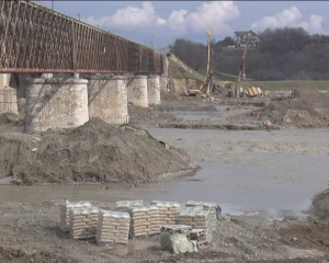 ŞANTIER DISTRUS LA PODUL VADU PAŞII. PAGUBE DE MILIARDE, PRODUSE DE APELE ÎNVOLBURATE