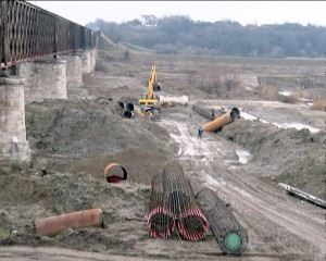 AU MAI VENIT BANI PENTRU PODUL DE LA VADU PAŞII. LUCRĂRILE SUNT AVANSATE