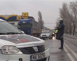 PLOAIA ÎNGHEŢATĂ A PARALIZAT BUZĂUL. DRUMURI ÎNCHISE, ACCIDENTE, VICTIME
