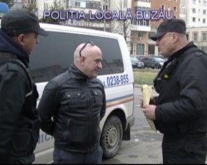 DOI POLIŢIŞTI LOCALI AU GĂSIT PE STRADĂ PESTE 2500 DE LEI. AU IDENTIFICAT PROPRIETARUL ŞI I-AU RESTITUIT BANII