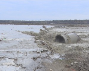PODUL DE TUBURI S-A DĂRÂMAT! A VENIT APA MARE A BUZĂULUI ŞI L-A LUAT