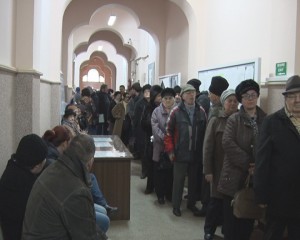 ÎMBULZEALĂ LA TAXE ŞI IMPOZITE. BUZOIENII AŞTEAPTĂ ORE BUNE, LA COADĂ