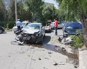 ACCIDENT ÎN MUNICIPIU. CIOCNIRE FRONTALĂ, PE STRADA GÂRLAŞI