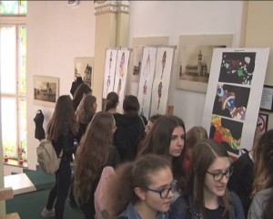 VERNISAJ ADOLESCENTIN. LICEENII DE LA ARTE EXPUN LA PRIMĂRIE
