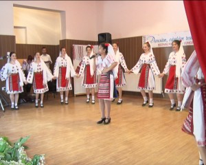 TEZAURUL DE LA MEREI. COPIII DANSEAZĂ ŞI CÂNTĂ ROMÂNEŞTE