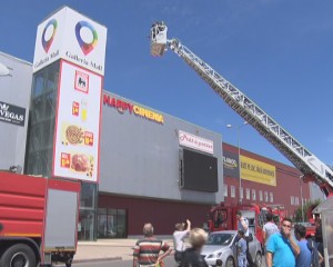 PANICĂ LA MALL. INCENDIU LA ETAJ, PERSOANE EVACUATE