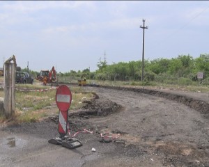 ÎNCEPE ASFALTAREA STRĂZILOR DE PĂMÂNT. LUCRARILE SE EFECTUEAZA PE 5 LOTURI