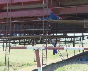 MUNCITORII LUCREAZĂ... ÎN SOMN! BĂTAIE DE JOC LA PODUL DE LA MĂRĂCINENI