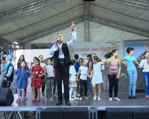 PETRECERE ŞI VOIE BUNĂ LA TISĂU ŞI LIPIA. LOCALNICII AU PETRECUT PÂNĂ TÂRZIU ÎN NOAPTE