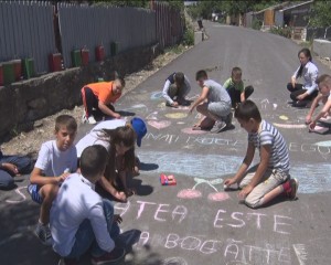 “VIAŢĂ SĂNĂTOASĂ”… DESENATĂ PE ASFALT. ACŢIUNE ORGANIZATĂ DE UN LANŢ FARMACEUITIC