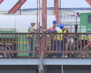 SOMAŢI SĂ GRĂBEASCĂ LUCRĂRILE LA POD. ŞEFA DE LA CASA ALBĂ, REVOLTATĂ PE CONSTRUCTOR