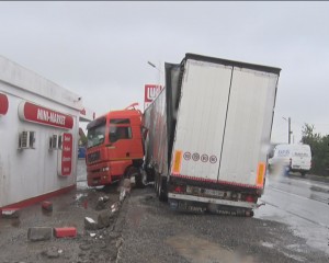 ACCIDENTE ÎN LINIE LA SPĂTARU. TÂNĂRĂ ÎN COMĂ, UN TIR INTRAT ÎN BENZINĂRIE