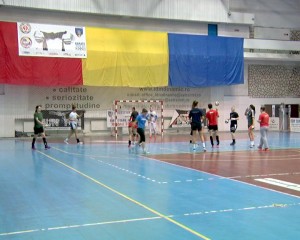 SE SCHIMBĂ SUPRAFAŢA DE JOC. LUCRĂRI DE PRIMENIRE A SĂLII SPORTURILOR “ROMEO IAMANDI”