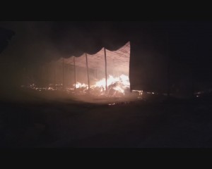 FERMĂ DISTRUSĂ DE INCENDIU. AU ARS ZECI DE ANIMALE