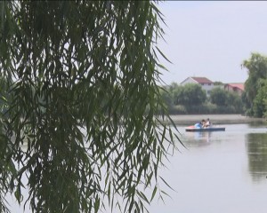 LACUL DIN PARCUL TINERETULUI, CURĂŢAT. URMEAZĂ CELE DIN CRÂNG ŞI MARGHILOMAN