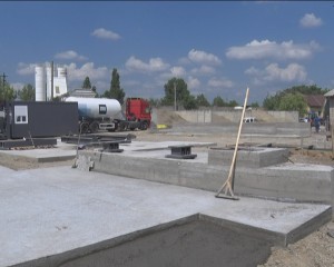 DRUMARII VOR ASFALT. A ÎNCEPUT MONTAREA NOII STAŢII IMPORTATE DIN GERMANIA