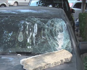 MAŞINĂ DISTRUSĂ DE TENCUIALĂ. PLĂTEŞTE ASOCIAŢIA SAU PROPRIETARUL?