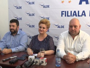 ALDE, CU OCHII PE ŞEFIA DECONCENTRATELOR. SE POARTĂ NEGOCIERI CU LIDERII PSD