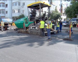 ASFALTĂRI DE 1 MILION DE EURO, PE REPEDE ÎNAINTE. BANII TREBUIE CHELTUIŢI PÂNĂ LA SFÂRŞITUL ANULUI