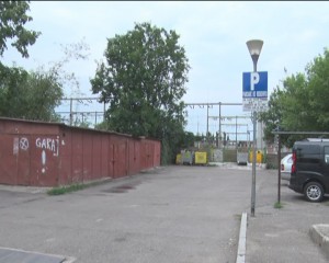 DEMOLARE AMÂNATĂ. MAI MULTE GARAJE ÎMPIEDICĂ AMENAJAREA UNEI PARCĂRI