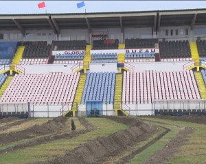 TRANŞEE CA LA VERDUN, PE GLORIA. AU ÎNCEPUT LUCRĂRILE DE REFACERE A GAZONULUI