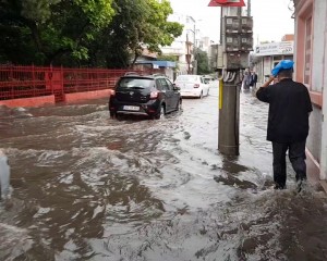 POTOPUL DE IERI A INUNDAT ORAŞUL. MULTE STRĂZI AU DEVENIT IMPRACTICABILE